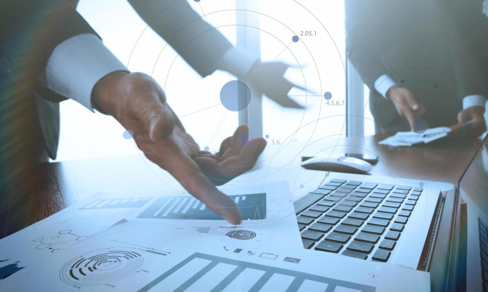Moderne Lernumgebung mit digitalen Werkzeugen für Finanzbildung